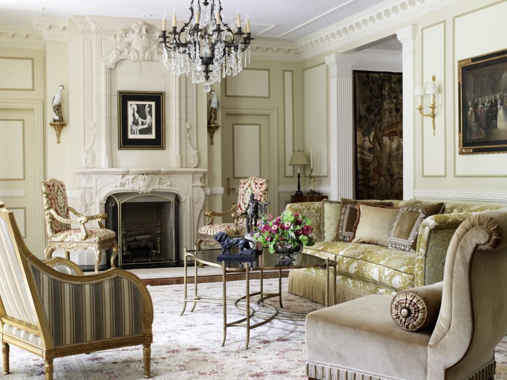 Inspirat din arta Greciei și a Romei antice, stilul neoclasic se completează cu elemente de decor și tehnologii moderne. Acesta exclude pompozitatea, excesul de decor și poate fi încadrat atât în spații mari, cât și în cele mici.