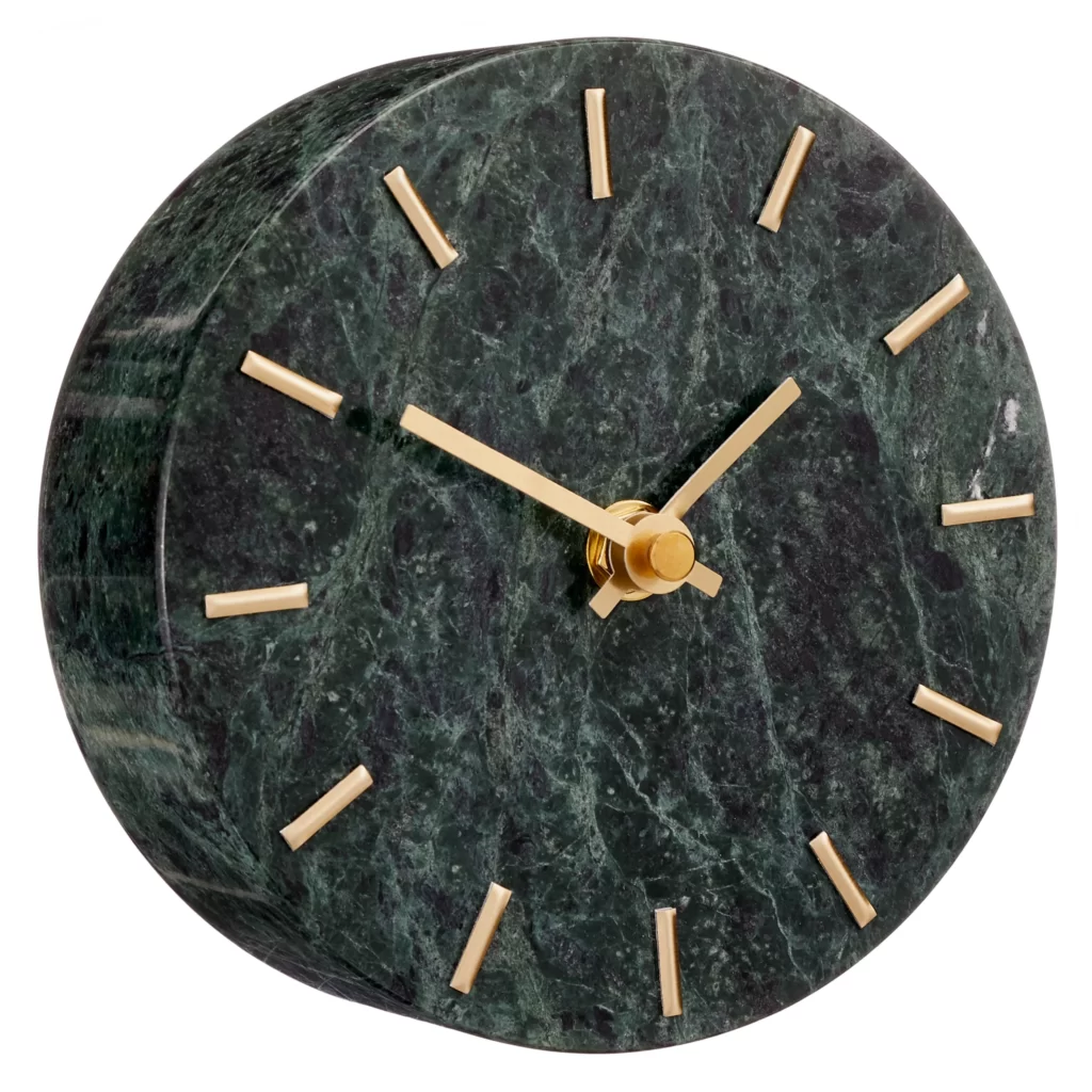 Inspirat din arta Greciei și a Romei antice, stilul neoclasic se completează cu elemente de decor și tehnologii moderne. Acesta exclude pompozitatea, excesul de decor și poate fi încadrat atât în spații mari, cât și în cele mici.