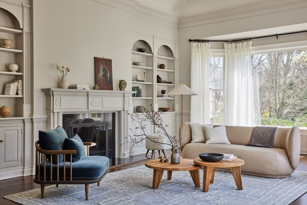Inspirat din arta Greciei și a Romei antice, stilul neoclasic se completează cu elemente de decor și tehnologii moderne. Acesta exclude pompozitatea, excesul de decor și poate fi încadrat atât în spații mari, cât și în cele mici.