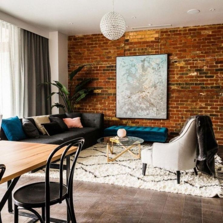 Amenajarea de interior pentru sezonul rece poate face ca casa ta să fie un loc primitor și confortabil în timpul lunilor reci. O amenajare potrivită îți asigură o atmosferă plăcută pentru relaxare, confort și o mai bună socializare în sânul celor dragi, într-o zi zi friguroasă.