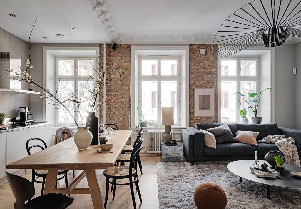 Integrarea cărămizii în designul interior este o tendință populară în ultimii ani, care adaugă un aer rustic și autentic fiecărui spațiu. Deși este o tehnică veche, există o mulțime de metode inovatoare de a utiliza cărămida, care pot transforma complet aspectul și atmosfera oricărui interior.
