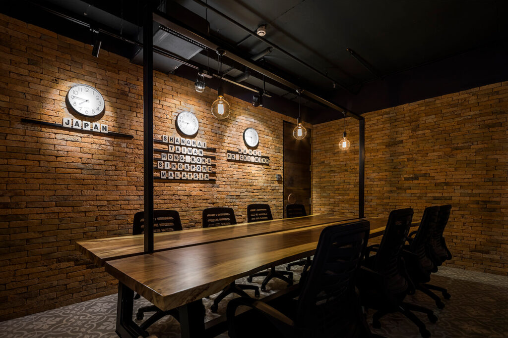 Integrarea cărămizii în designul interior este o tendință populară în ultimii ani, care adaugă un aer rustic și autentic fiecărui spațiu. Deși este o tehnică veche, există o mulțime de metode inovatoare de a utiliza cărămida, care pot transforma complet aspectul și atmosfera oricărui interior.