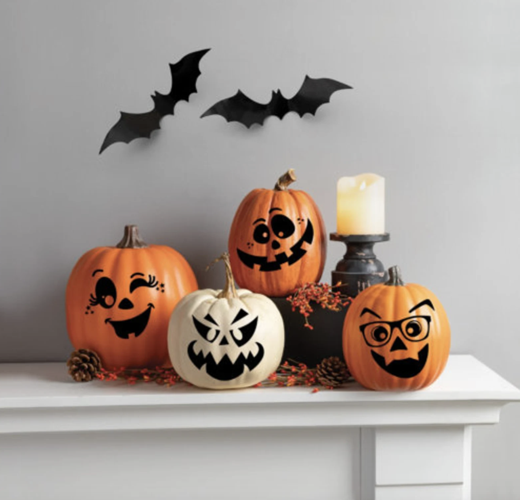 Decorarea casei pentru Halloween poate fi o activitate distractivă și creativă. Poți crea o atmosferă spooktaculară folosind diferite elemente și decorațiuni tematice.
