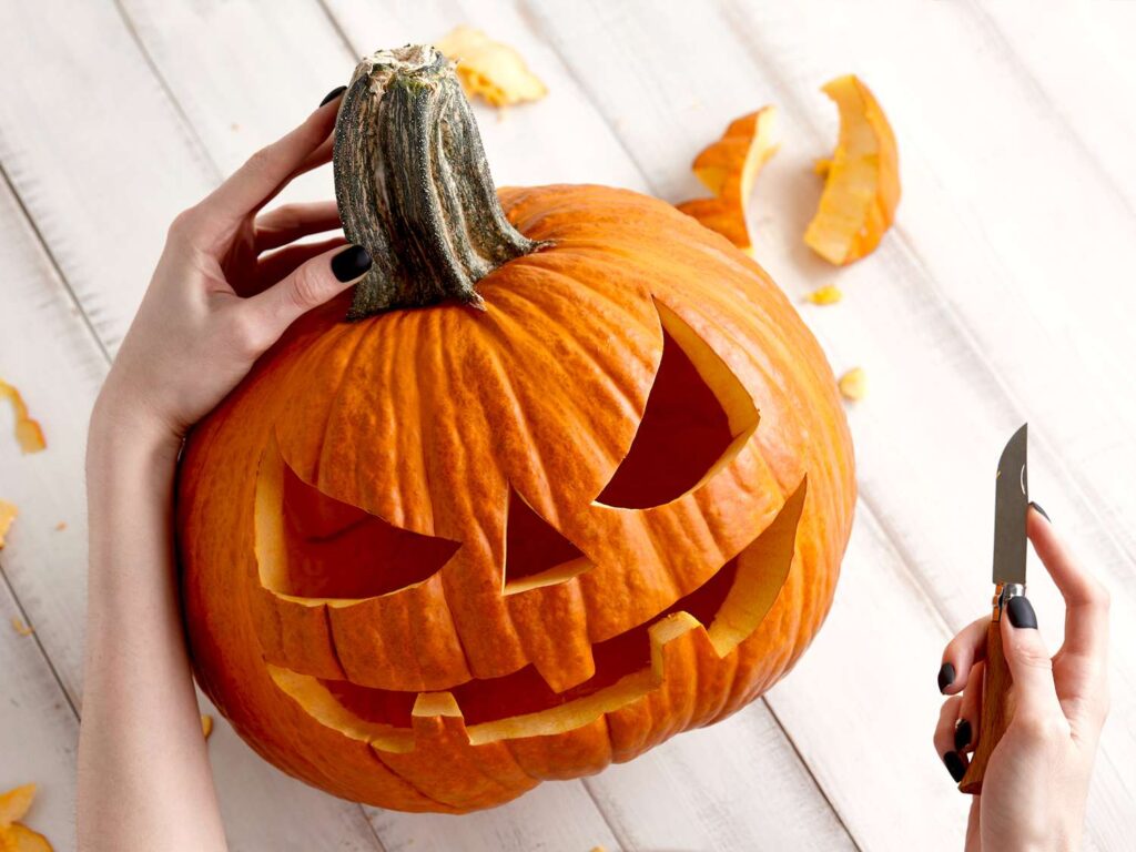 Decorarea casei pentru Halloween poate fi o activitate distractivă și creativă. Poți crea o atmosferă spooktaculară folosind diferite elemente și decorațiuni tematice.