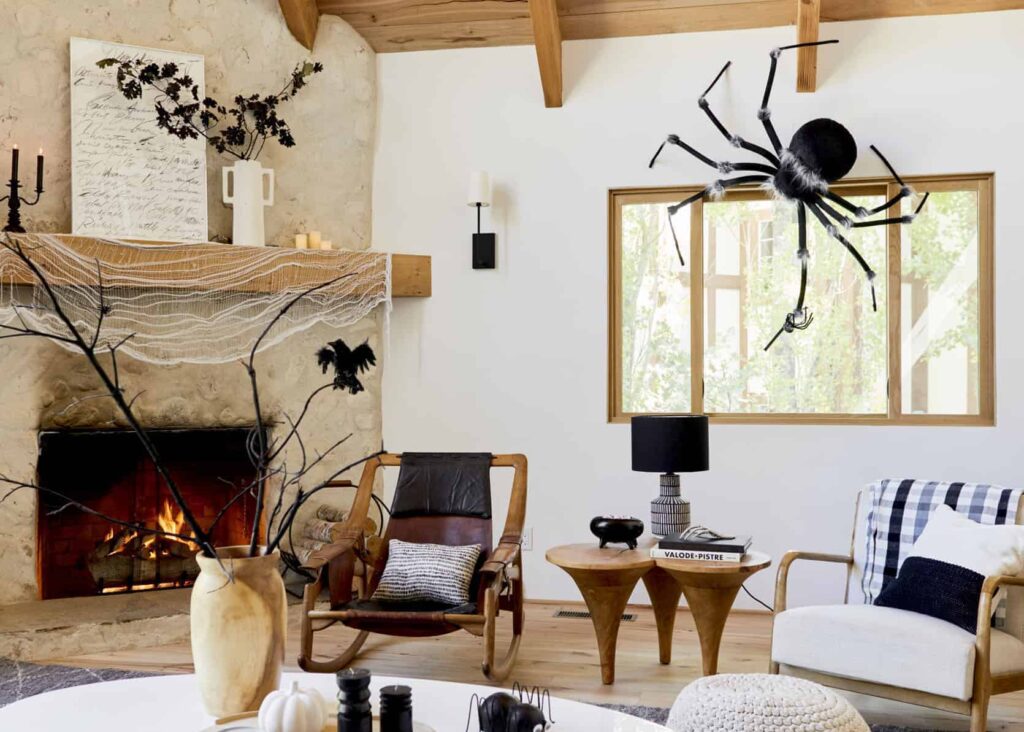 Decorarea casei pentru Halloween poate fi o activitate distractivă și creativă. Poți crea o atmosferă spooktaculară folosind diferite elemente și decorațiuni tematice.