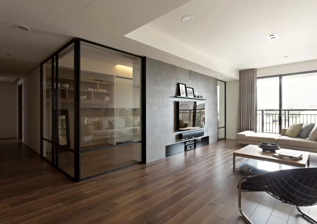 Când vorbim despre mobilier de casă, confortul este primul și cel mai important aspect. Cu toții ne dorim o casă caldă și primitoare, spații sigure și funcționale și un mediu calm și relaxant. Primul pas pentru a le face realitate este să acorzi atenție materialelor pe care le folosiți atunci când îți mobilezi casa, și anume sticla.
