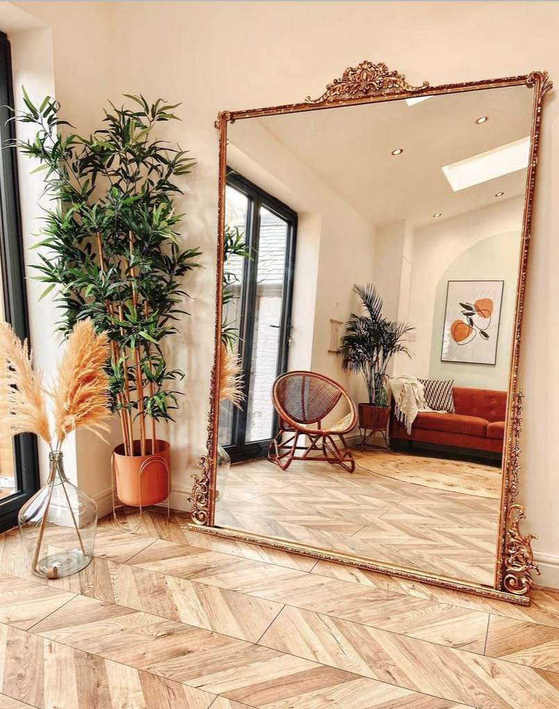 Când vorbim despre mobilier de casă, confortul este primul și cel mai important aspect. Cu toții ne dorim o casă caldă și primitoare, spații sigure și funcționale și un mediu calm și relaxant. Primul pas pentru a le face realitate este să acorzi atenție materialelor pe care le folosiți atunci când îți mobilezi casa, și anume sticla.