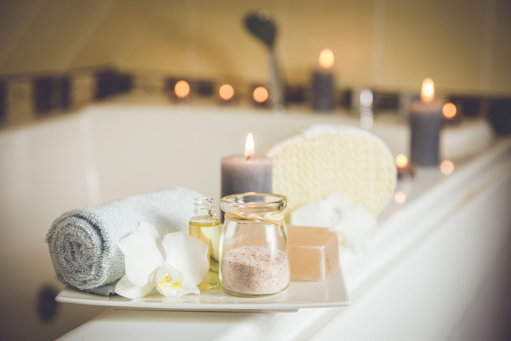 Din ce în ce mai multe persoane își doresc să aibă propriul spa acasă, unde să se poată relaxa și îngriji corpul și mintea. O baie spa este locul perfect pentru a evada de la stresul cotidian și pentru a te răsfăța cu diverse tratamente și proceduri.