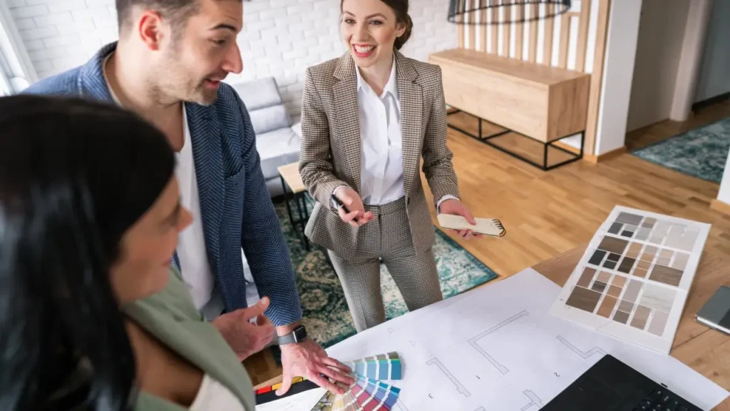 Decoratorul, designerul de interior și arhitectul sunt toți profesioniști implicați în designul și amenajarea spațiilor, însă există diferențe semnificative între rolurile lor