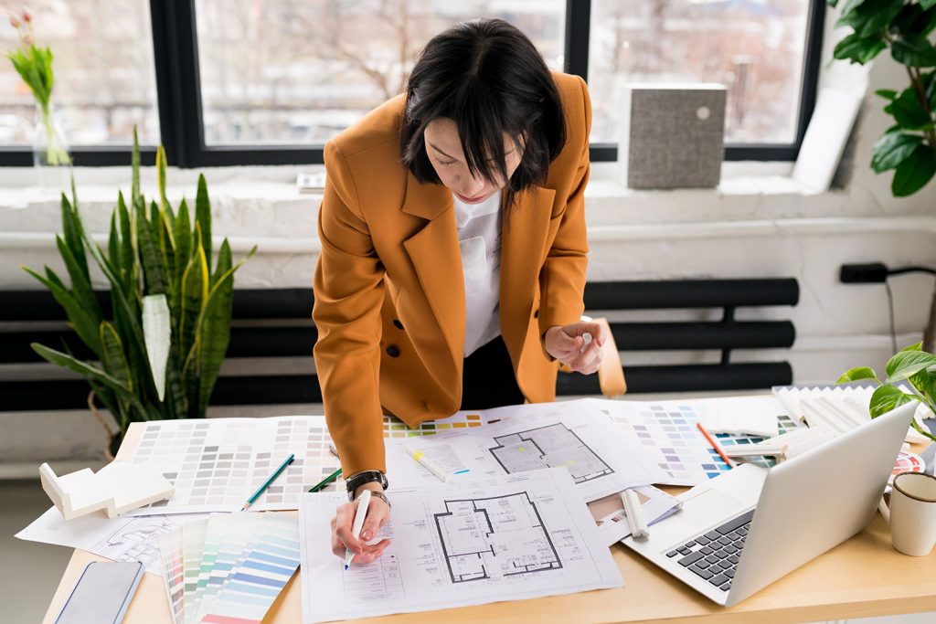 Decoratorul, designerul de interior și arhitectul sunt toți profesioniști implicați în designul și amenajarea spațiilor, însă există diferențe semnificative între rolurile lor
