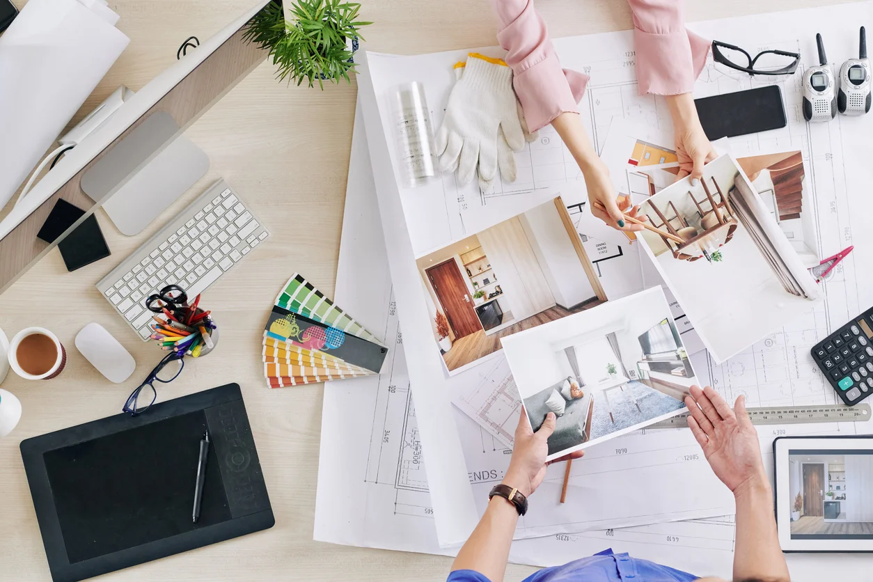 Această abordare implică utilizarea principiilor de design, a culorilor, a mobilierului, a materialelor și a luminii pentru a transforma un spațiu obișnuit într-un mediu confortabil și atrăgător.