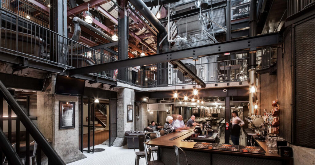 Designul interior al unui restaurant sau bar joacă un rol crucial în crearea unei atmosfere plăcute și memorabile pentru clienți. Indiferent dacă este vorba despre un loc exclusivist, un restaurant tematic sau un bar trendy, stilul și tendințele de design pot avea un impact semnificativ în experiența generală a oaspeților.