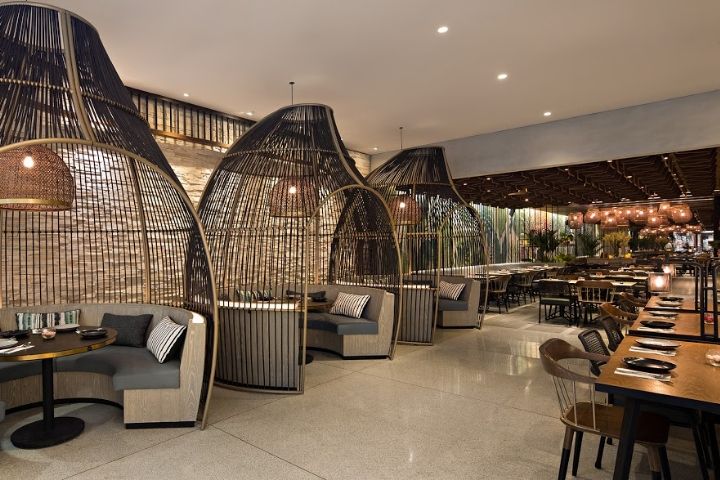 Designul interior al unui restaurant sau bar joacă un rol crucial în crearea unei atmosfere plăcute și memorabile pentru clienți. Indiferent dacă este vorba despre un loc exclusivist, un restaurant tematic sau un bar trendy, stilul și tendințele de design pot avea un impact semnificativ în experiența generală a oaspeților.