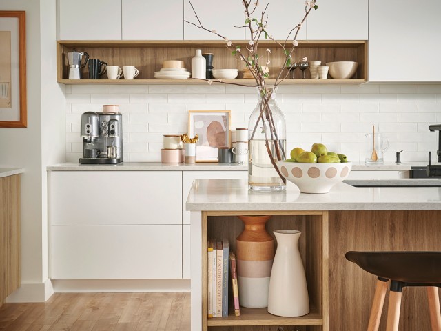 Stilul scandinav în designul interior a devenit extrem de popular în ultimii ani datorită aspectului său minimalist, clar și funcțional. Inspirat de țările nordice, designul scandinav este cunoscut pentru utilizarea luminii naturale, culorilor neutre și a materialelor naturale. 