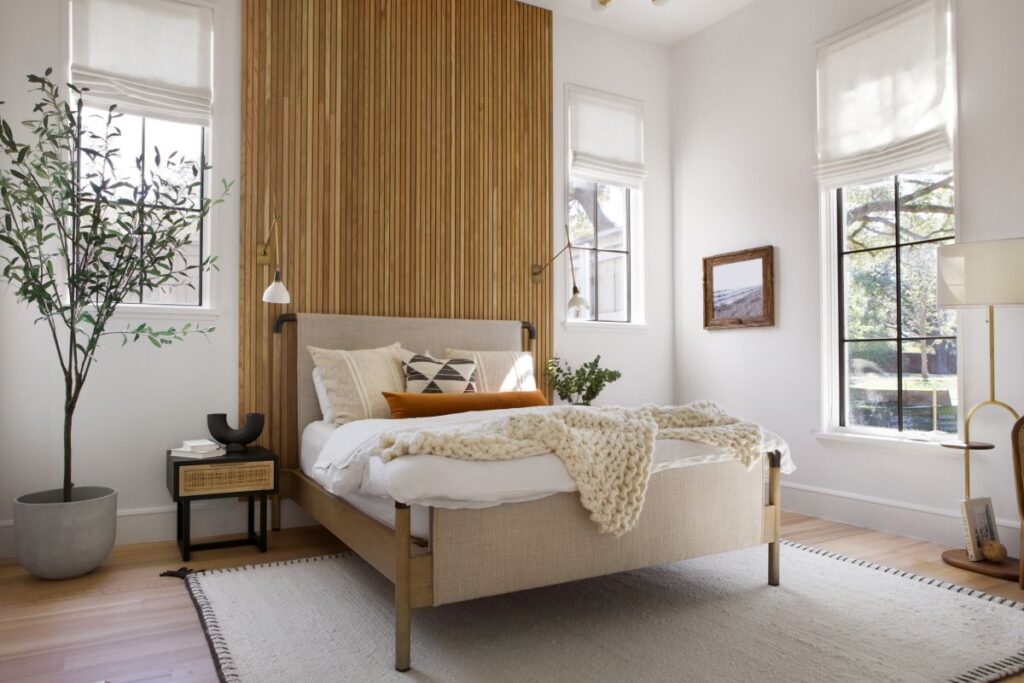 Stilul scandinav în designul interior a devenit extrem de popular în ultimii ani datorită aspectului său minimalist, clar și funcțional. Inspirat de țările nordice, designul scandinav este cunoscut pentru utilizarea luminii naturale, culorilor neutre și a materialelor naturale. 