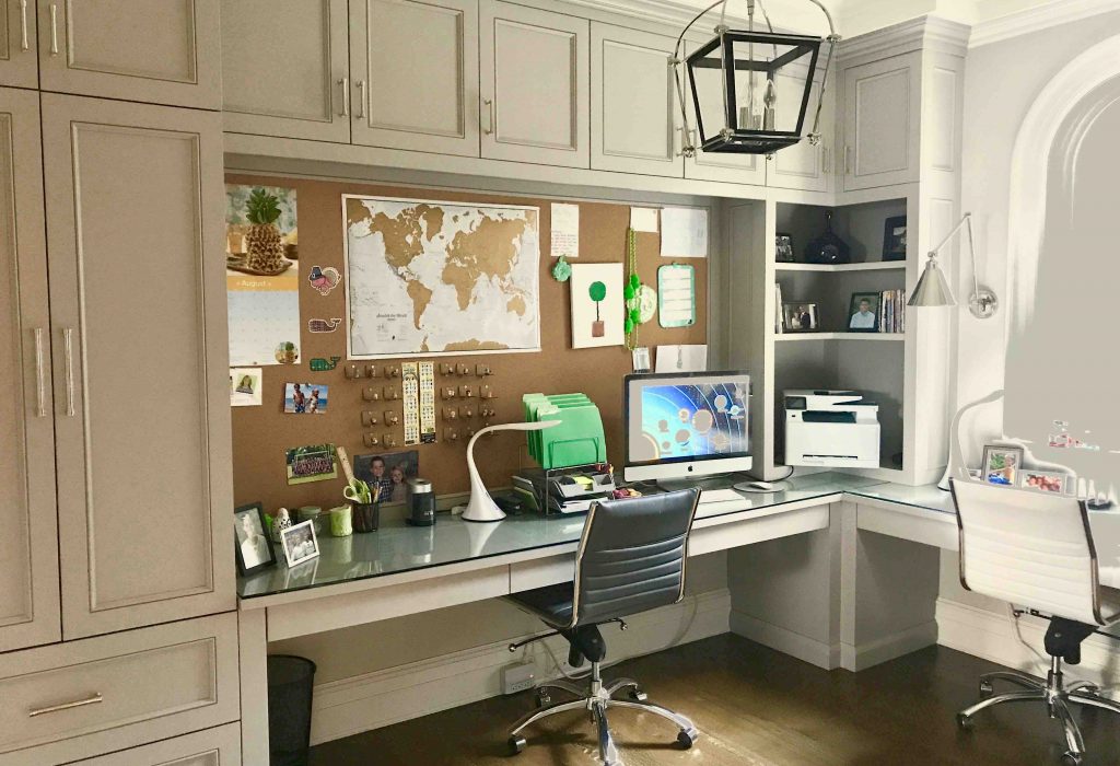 În acest articol, vom explora două stiluri de design interior potrivite pentru amenajarea unui dormitor pentru adolescenți: modern și rustic. Vom prezenta caracteristicile principale ale fiecărui stil și vom oferi sfaturi utile pentru a realiza o atmosferă personalizată și plină de personalitate în camera adolescentului.