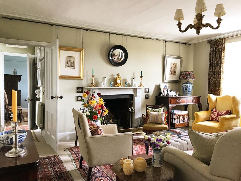 Într-o lume în care minimalismul și stilurile contemporane domină adesea peisajul designului interior, există un adevărat farmec în a adopta o abordare eclectică, care îmbrățișează istoria și caracterul. Un exemplu elocvent al acestui echilibru între tradiție și inovație este decorul englezesc de țară, care înflorește prin combinația atentă a elementelor clasice cu note contemporane, și rezultă eleganța rustică.