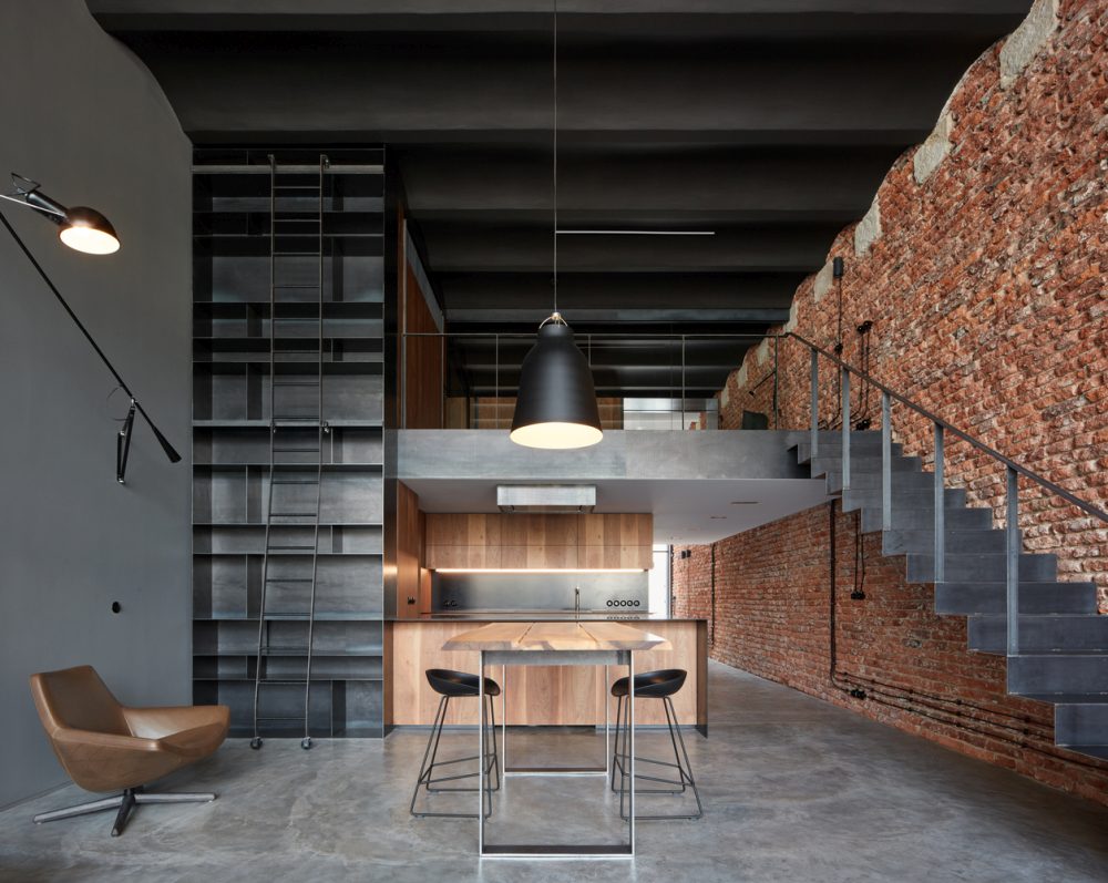 Spațiile moderne loft sunt spații fascinante și versatile care combină elementele industriale cu designul contemporan, creând un stil de viață urban și sofisticat. Dacă ai un loft modern și vrei să îl amenajezi într-un mod creativ și functional, noi îți prezentăm câteva idei interesante de design interior care îți vor transforma loftul într-un spațiu cu adevărat spectaculos.