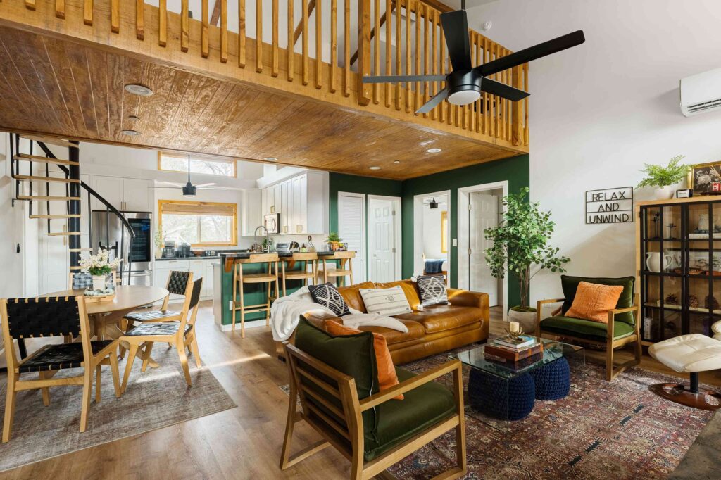Spațiile moderne loft sunt spații fascinante și versatile care combină elementele industriale cu designul contemporan, creând un stil de viață urban și sofisticat. Dacă ai un loft modern și vrei să îl amenajezi într-un mod creativ și functional, noi îți prezentăm câteva idei interesante de design interior care îți vor transforma loftul într-un spațiu cu adevărat spectaculos.