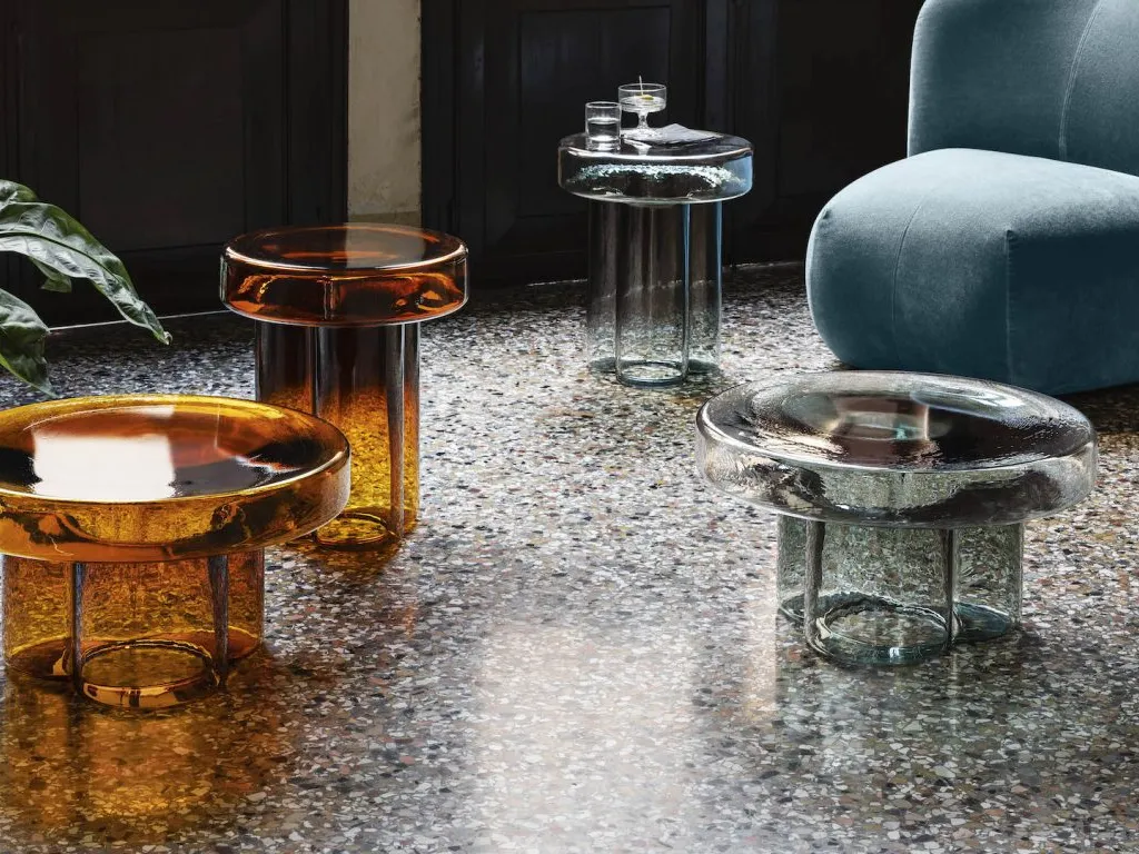Mobilierul din sticlă este recunoscut pentru eleganța și rafinamentul său în designul interior contemporan.