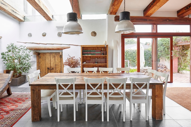 Modalități de a integra elemente rustice în designul interior modern