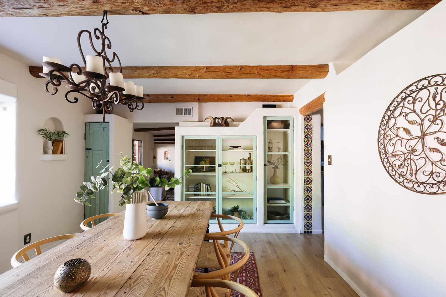 Modalități de a integra elemente rustice în designul interior modern