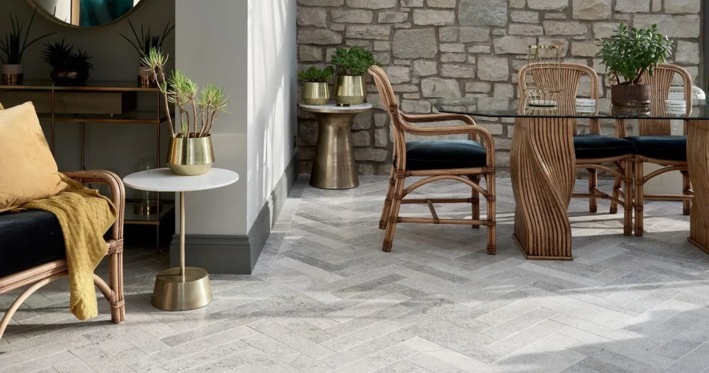 Pietrele naturale sunt un element versatil și durabil pentru amenajările interioare, aducând un aspect natural și elegant în orice spațiu. Există o varietate de tipuri de pietre naturale care pot fi folosite în interior, fie sub formă de cărămizi, plăci sau fațete. 