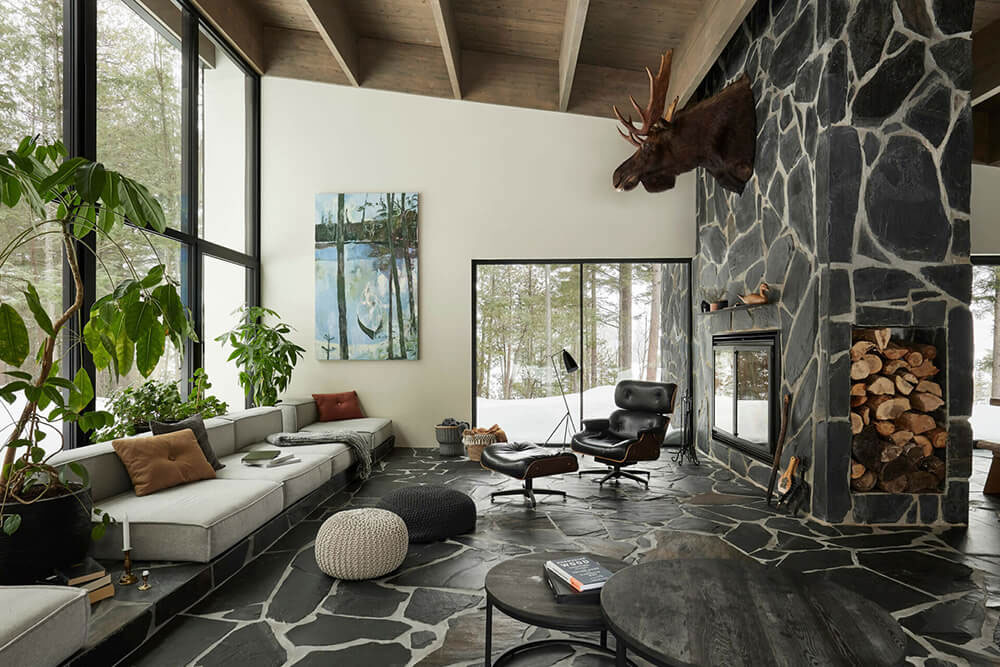 Pietrele naturale sunt un element versatil și durabil pentru amenajările interioare, aducând un aspect natural și elegant în orice spațiu. Există o varietate de tipuri de pietre naturale care pot fi folosite în interior, fie sub formă de cărămizi, plăci sau fațete.