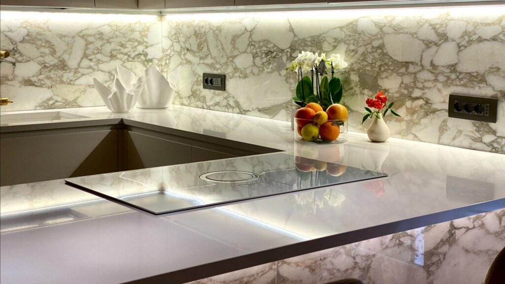 Pietrele naturale sunt un material de construcție versatil și elegant, care adaugă o notă de frumusețe și eleganță oricărui interior.