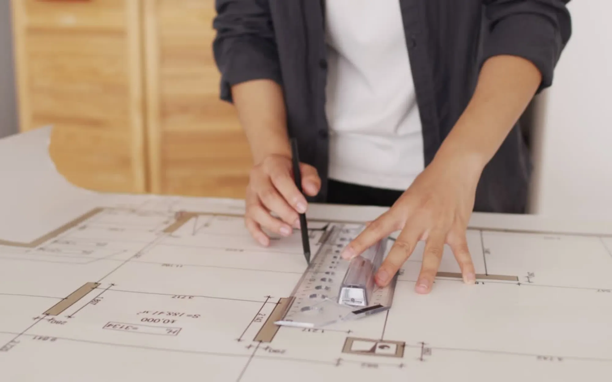 Proiectarea unui interior într-o clădire de tip vechi reprezintă o provocare complexă și fascinantă pentru designerii de interior. Aceste clădiri aduc cu ele o istorie bogată și o arhitectură caracteristică, dar pot necesita și o renovare extensivă pentru a le aduce la standardele moderne.