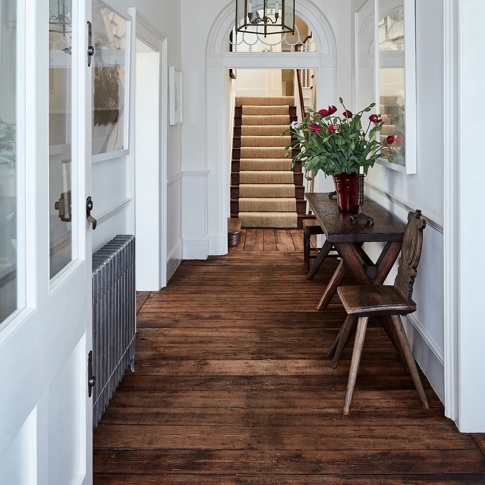 Designul interior poate crea o atmosferă puternică și îmbietoare care să te facă să te simți binevenit și relaxat în propriul tău spațiu. Iar această atmosferă plină de putere și căldură poate fi creată chiar și cu doar două materiale.