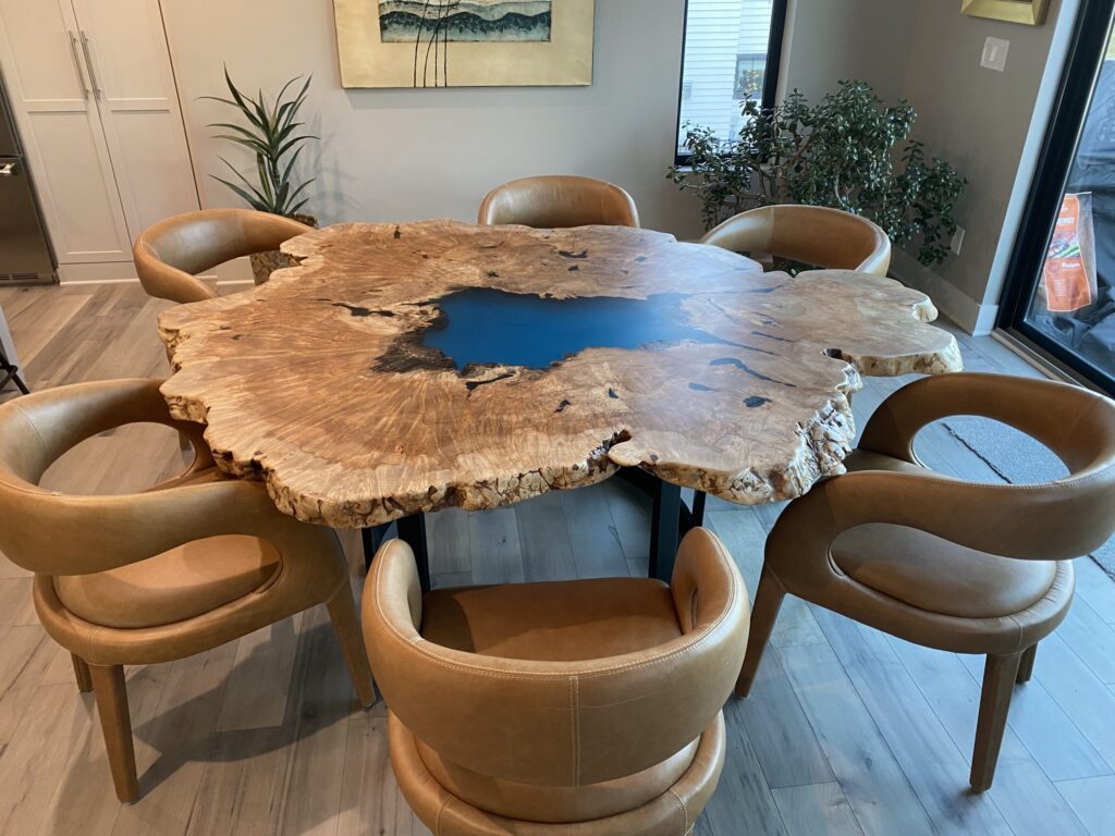 Amenajările de interior cu rășină au câștigat popularitate din ce în ce mai mare în ultimii ani, aducând un element modern, estetic și versatil în designul interior. Rășina poate fi utilizată într-o varietate de moduri, de la pardoseli la blaturi de masă și până la obiecte de decor.