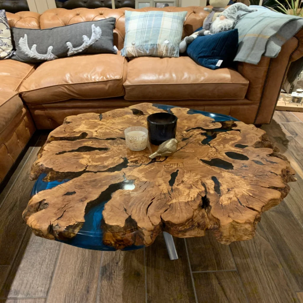 Amenajările de interior cu rășină au câștigat popularitate din ce în ce mai mare în ultimii ani, aducând un element modern, estetic și versatil în designul interior. Rășina poate fi utilizată într-o varietate de moduri, de la pardoseli la blaturi de masă și până la obiecte de decor.
