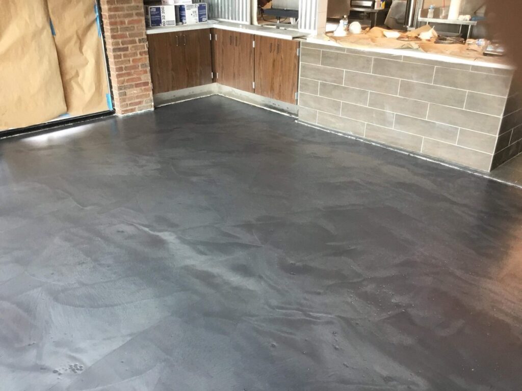 Amenajările de interior cu rășină au câștigat popularitate din ce în ce mai mare în ultimii ani, aducând un element modern, estetic și versatil în designul interior. Rășina poate fi utilizată într-o varietate de moduri, de la pardoseli la blaturi de masă și până la obiecte de decor.