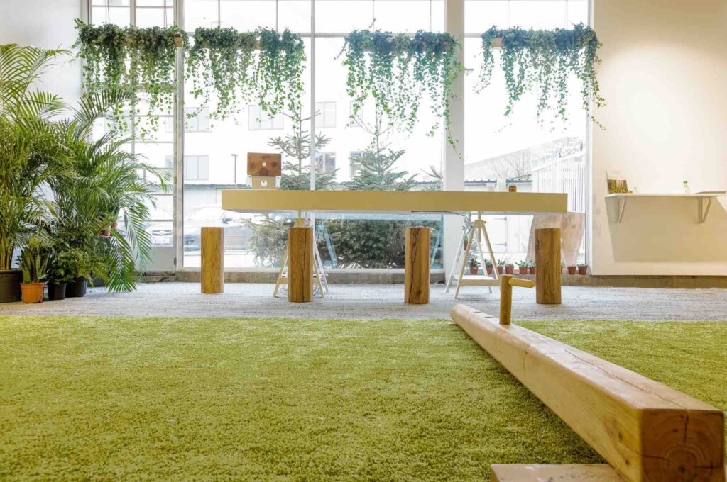 Industria ospitalității se confruntă cu o presiune din ce în ce mai mare de a adopta practici sustenabile și de a-și reduce impactul asupra mediului înconjurător. Reciclarea în designul de interior pentru hoteluri reprezintă o soluție inovativă și responsabilă pentru a îndeplini aceste cerințe. Hotelurile pot fi o sursă majoră de deșeuri, având în vedere numărul mare de oaspeți și consumabile utilizate zilnic.