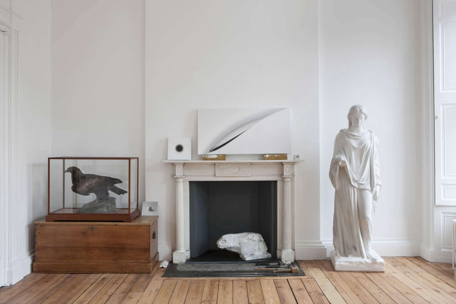Sculptura are o influență semnificativă în designul de interior, aducând o notă de artă, eleganță și individualitate