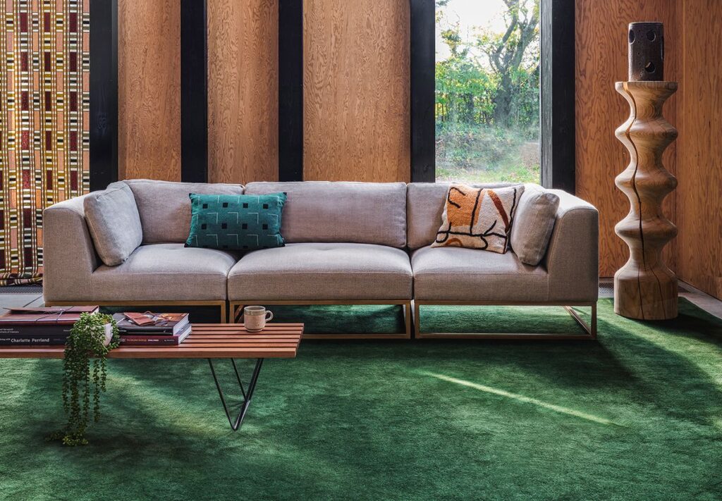 O nouă eră în designul interior se apropie, iar în 2024 vom vedea o serie de tendințe captivante în materie de culori și materiale. Acestea vor influența aspectul și atmosfera din casele noastre, aducând inovație și stil în fiecare colț al încăperilor.