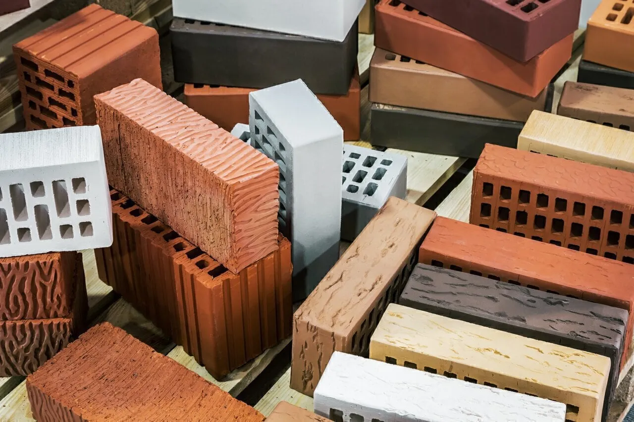 Materialele de construcție sunt materiale folosite în industria construcțiilor pentru a construi clădiri, drumuri, poduri și alte structuri. Aceste materiale trebuie să fie rezistente, durabile și sigure, și să îndeplinească cerințele structurale și de siguranță necesare pentru proiectele de construcție.