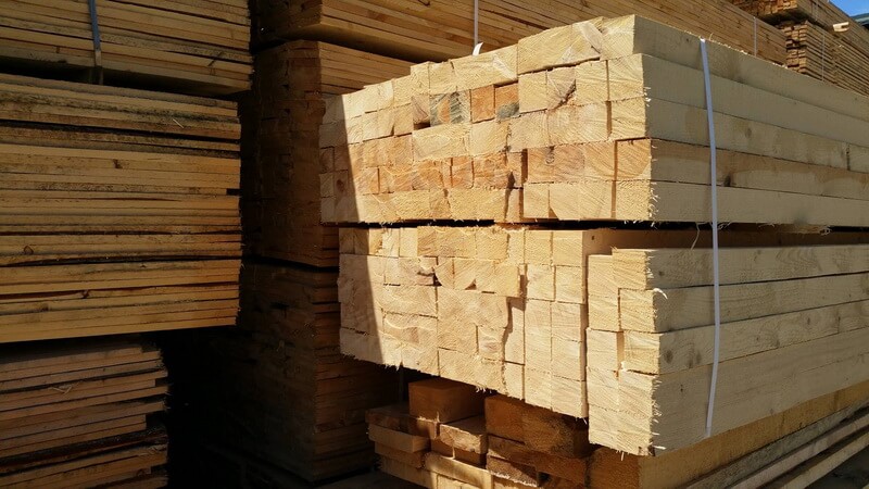 Materialele de construcție sunt materiale folosite în industria construcțiilor pentru a construi clădiri, drumuri, poduri și alte structuri. Aceste materiale trebuie să fie rezistente, durabile și sigure, și să îndeplinească cerințele structurale și de siguranță necesare pentru proiectele de construcție.