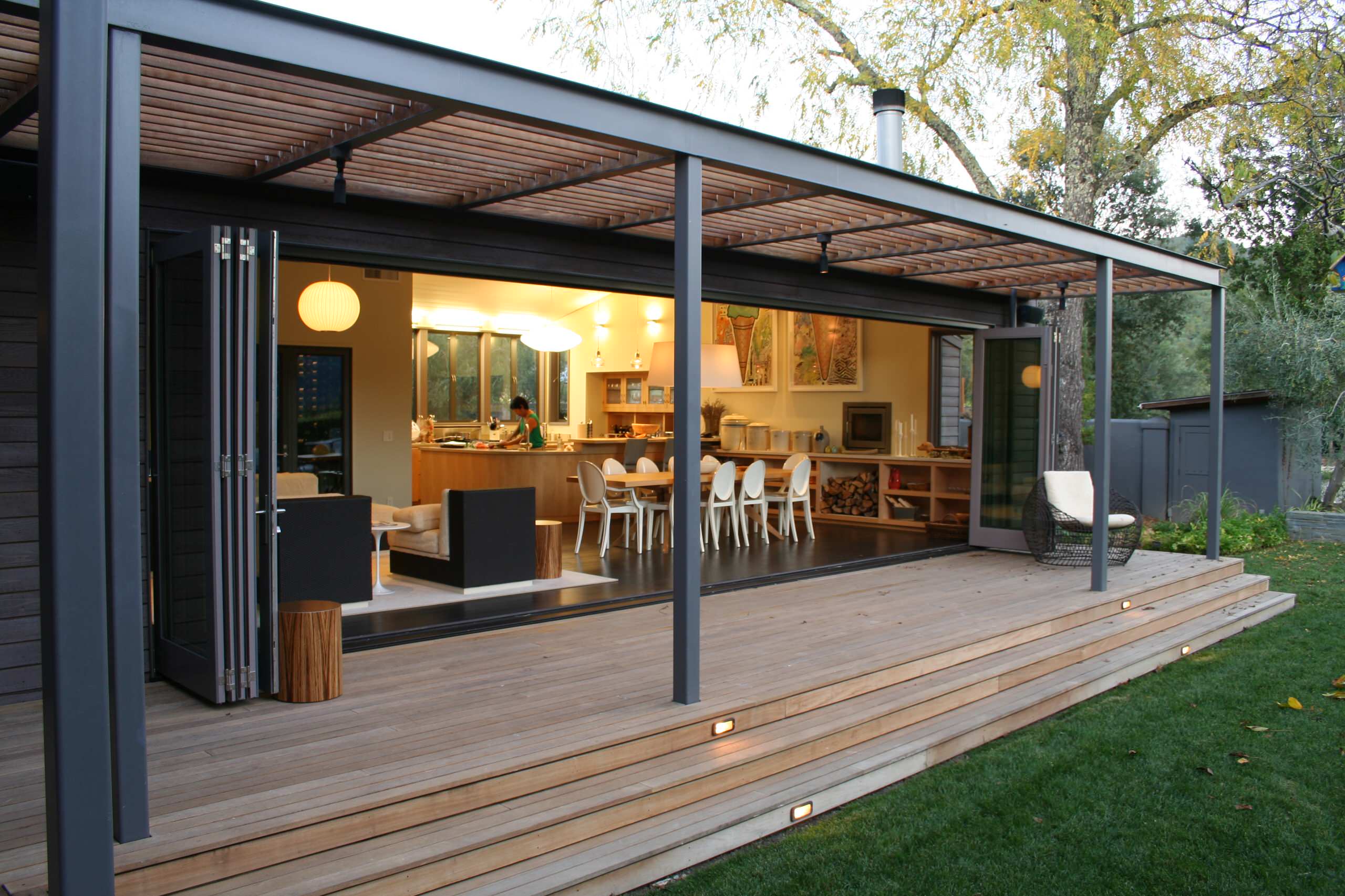 Vara este momentul perfect pentru a-ți transforma veranda într-un sanctuar al relaxării în aer liber. Iată câteva idei de amenajare.