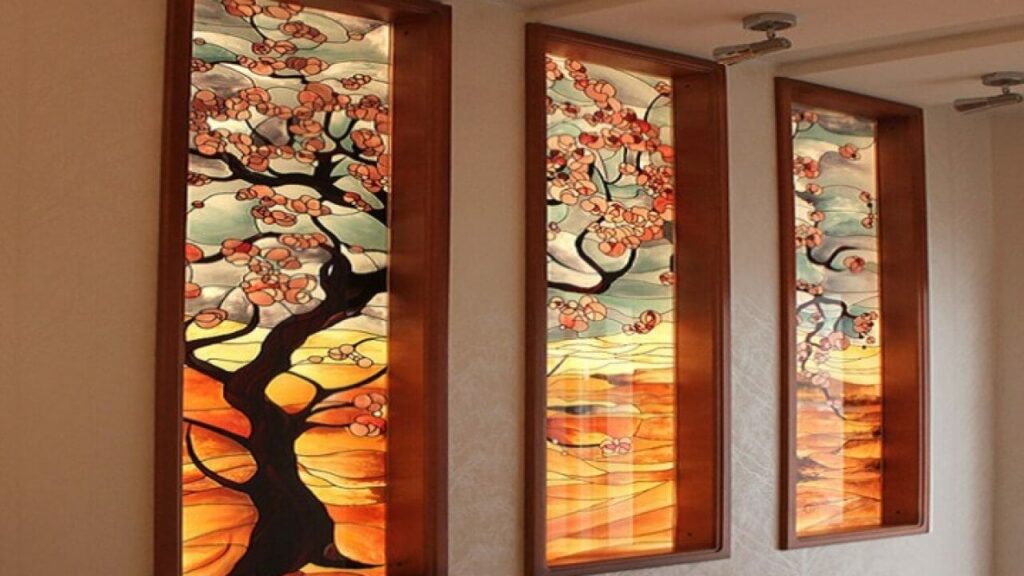 Vitraliile reprezintă o formă de artă și design care implică utilizarea sticlei colorate sau a sticlei translucide pentru a crea opere artistice și decorative. Acestea pot adăuga o notă unică de frumusețe și eleganță în amenajările de interior.