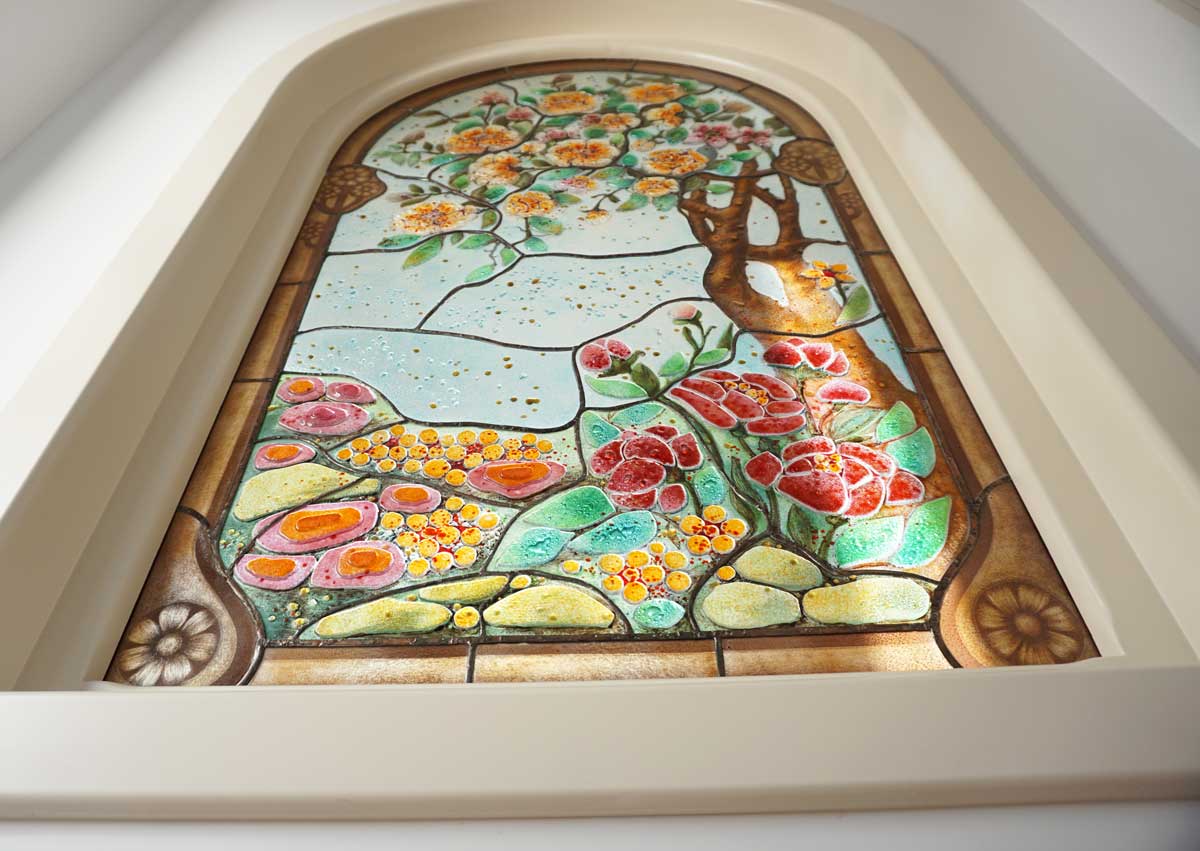 Vitraliile reprezintă o formă de artă și design care implică utilizarea sticlei colorate sau a sticlei translucide pentru a crea opere artistice și decorative. Acestea pot adăuga o notă unică de frumusețe și eleganță în amenajările de interior.