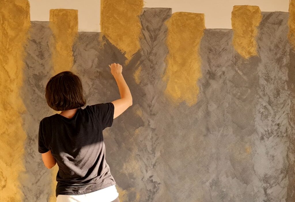 Vopseaua decorativă metalizată cu adaos de nisip de cuarț este un tip de vopsea specială utilizată pentru a obține un aspect decorativ și texturat pe diferite suprafețe. Această vopsea combină particule metalice și particule de nisip de cuarț pentru a crea un efect de luciu metalic și textură granulară.