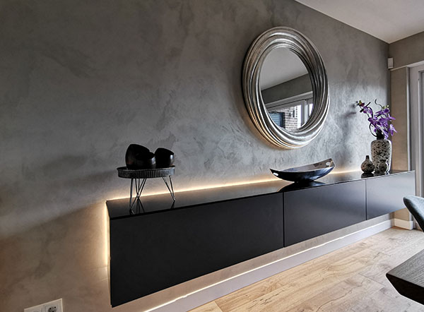 Vopseaua decorativă metalizată cu adaos de nisip de cuarț este un tip de vopsea specială utilizată pentru a obține un aspect decorativ și texturat pe diferite suprafețe. Această vopsea combină particule metalice și particule de nisip de cuarț pentru a crea un efect de luciu metalic și textură granulară.