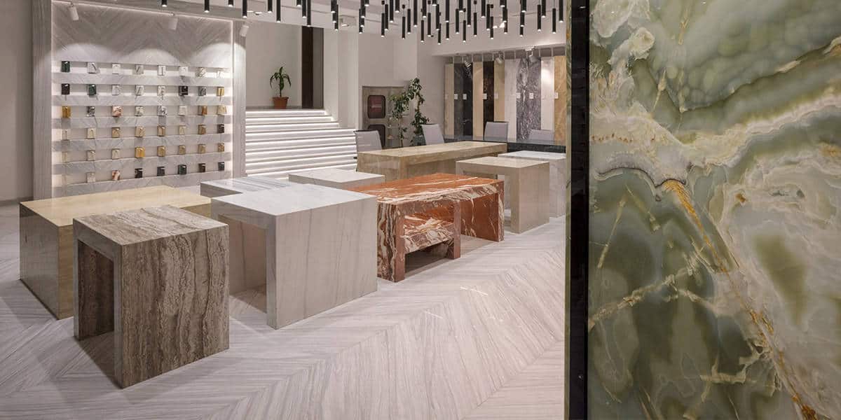 Indiferent de stilul de design ales pentru amenajarea interioară, alegerea materialelor de calitate este un aspect crucial. Atunci când vine vorba despre pietrele folosite în amenajările interioare, durabilitatea este un factor esențial de luat în calcul. Analizează în acest articol cele mai durabile tipuri de pietre pentru amenajările de interior.