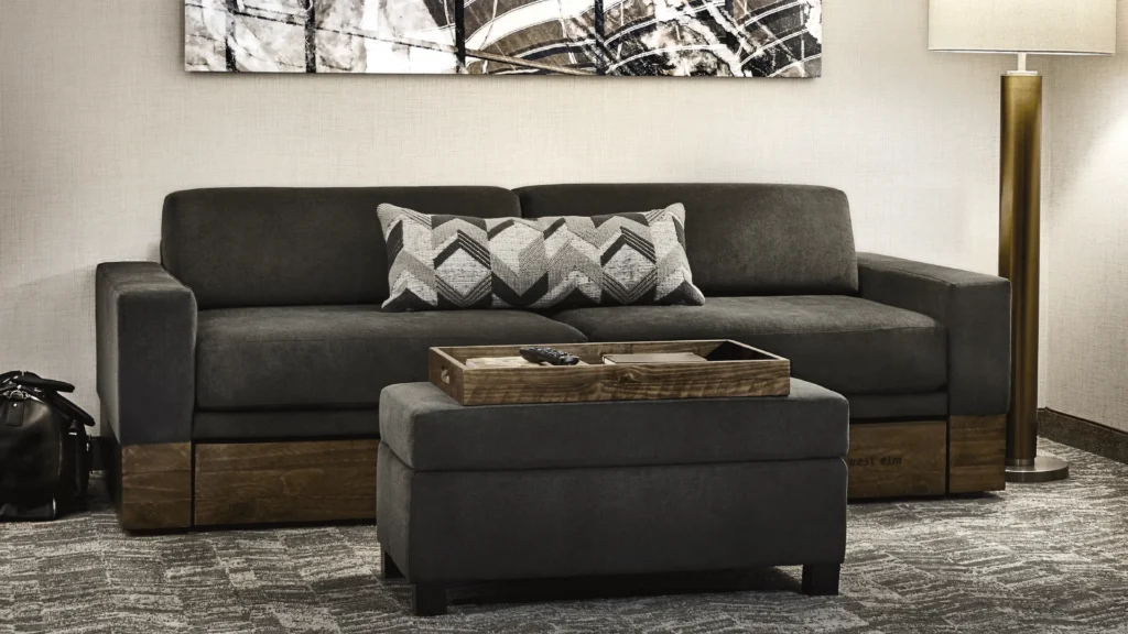 Canapelele extensibile sunt piese de mobilier care pot fi transformate din canapele în paturi sau zone de dormit suplimentare. Ele sunt proiectate să ofere versatilitate și funcționalitate în spații limitate, precum apartamentele mici sau camerele de oaspeți.